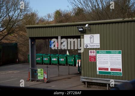 Manorowen, Pembrokeshire, pays de Galles, Royaume-Uni. 4 avril 2021. Les habitants de la région utilisent les commodités de rémyling le dimanche de pâques comme le soleil se remycling jardin et la maison tiennent le gaspillage après avoir réservé des créneaux horaires de rendez-vous crédit: Debra Angel/Alay Live News Banque D'Images