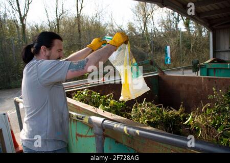 Manorowen, Pembrokeshire, pays de Galles, Royaume-Uni. 4 avril 2021. Les habitants de la région utilisent les commodités de rémyling le dimanche de pâques comme le soleil se remycling jardin et la maison tiennent le gaspillage après avoir réservé des créneaux horaires de rendez-vous crédit: Debra Angel/Alay Live News Banque D'Images