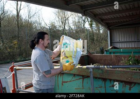 Manorowen, Pembrokeshire, pays de Galles, Royaume-Uni. 4 avril 2021. Les habitants de la région utilisent les commodités de rémyling le dimanche de pâques comme le soleil se remycling jardin et la maison tiennent le gaspillage après avoir réservé des créneaux horaires de rendez-vous crédit: Debra Angel/Alay Live News Banque D'Images