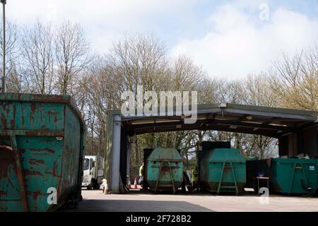 Manorowen, Pembrokeshire, pays de Galles, Royaume-Uni. 4 avril 2021. Les habitants de la région utilisent les commodités de rémyling le dimanche de pâques comme le soleil se remycling jardin et la maison tiennent le gaspillage après avoir réservé des créneaux horaires de rendez-vous crédit: Debra Angel/Alay Live News Banque D'Images