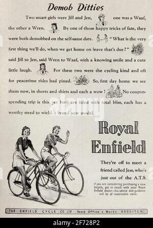 Publicité vintage 1946 pour British Royal Enfield Bicycles mettant en vedette des femmes après avoir été démobilées du service militaire. Banque D'Images