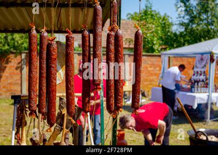 Bouquet de saucisses sèches délicieuses et séchées sont à vendre au marché aux puces extérieur. Banque D'Images