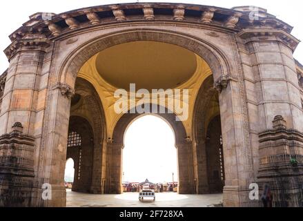 Image panoramique de la porte d'entrée de l'Inde Mumbai, Maharashtra, construit dans le style indo-Saracenic. Banque D'Images