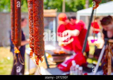 Bouquet de saucisses sèches délicieuses et séchées sont à vendre au marché aux puces extérieur. Banque D'Images