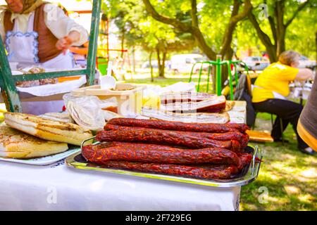 Bouquet de saucisses fumées séchées et de bacons, la viande est à vendre au marché aux puces extérieur. Banque D'Images