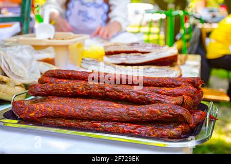 Bouquet de saucisses fumées séchées et de bacons, la viande est à vendre au marché aux puces extérieur. Banque D'Images