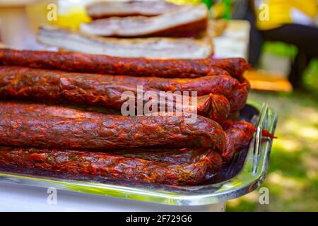 Bouquet de saucisses fumées séchées et de bacons, la viande est à vendre au marché aux puces extérieur. Banque D'Images