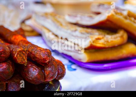 Bouquet de saucisses fumées séchées et de bacons, la viande est à vendre au marché aux puces extérieur. Banque D'Images