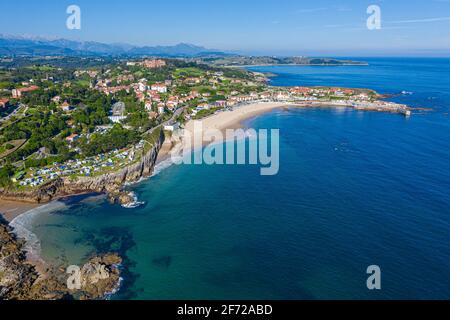 Comillas ville côte sur la vue aérienne de jour ensoleillé, Cantabria, Espagne Banque D'Images