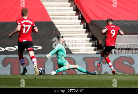 Danny ings de Southampton (à droite) marque le deuxième but de son équipe lors du match de la Premier League à St Mary's, Southampton. Date de la photo: Dimanche 4 avril 2021. Banque D'Images