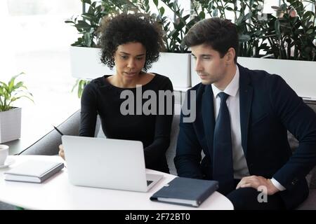 Divers hommes d'affaires font des brainstorming pour travailler ensemble au bureau Banque D'Images