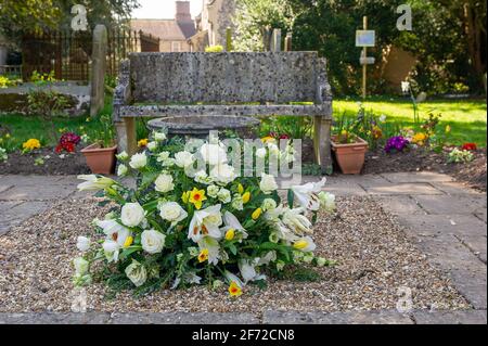 Beaconsfield, Buckinghamshire, Royaume-Uni. 4 avril 2021. Belles fleurs dans le jardin du souvenir. Comme de nombreuses églises restent fermées ce dimanche de Pâques qui est vraiment important pour les chrétiens, l'église paroissiale de Sainte Marie et de toutes les Saints a créé un beau sentier de Pâques à travers les jardins de l'église. Crédit : Maureen McLean/Alay Live News Banque D'Images