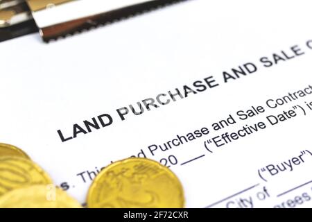Formulaire d'achat et de vente de terrains ou document officiel de contrat, vente de terrain de construction photo de fond Banque D'Images