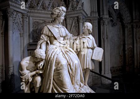 Abbaye d'Hautecombe sur le lac du Bourget, France : statue de Maria Christina des deux Siciles, Banque D'Images