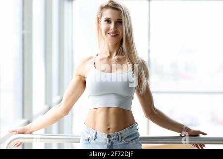 Jeune femme souriante sportswoman avec belle figure Banque D'Images