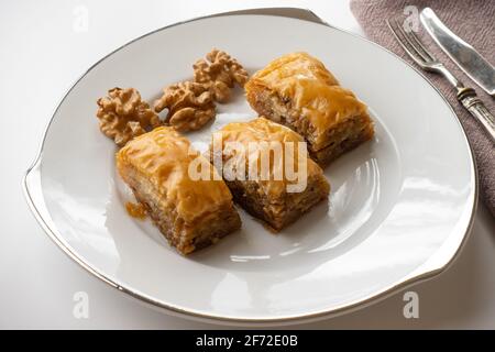 Baklava traditionnelle maison avec noyer sur plaque blanche Banque D'Images