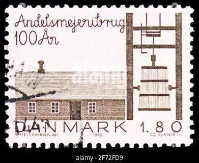 MOSCOU, RUSSIE - 22 DÉCEMBRE 2020 : timbre-poste imprimé au Danemark présente Dairy Farm à Hjedding et beurre, anniversaires et événements série 1982, Banque D'Images