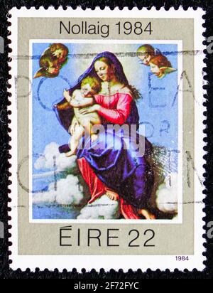 MOSCOU, RUSSIE - 22 DÉCEMBRE 2020: Timbre-poste imprimé en Irlande montre 'Vierge à l'enfant' (Sassoferrato), série de Noël 1984, vers 1984 Banque D'Images