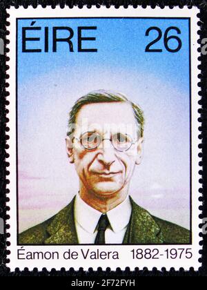 MOSCOU, RUSSIE - 22 DÉCEMBRE 2020 : le timbre-poste imprimé en Irlande montre Eamon de Valera (1882-1975), vers 1982 Banque D'Images