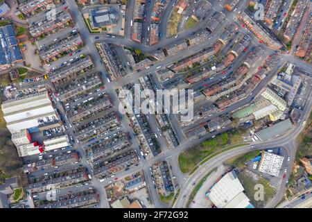 Photo aérienne du village d'Armley dans la ville De Leeds au Royaume-Uni montrant un haut droit vue sur la rangée de rangées de maisons en terrasse dans le ressort t Banque D'Images