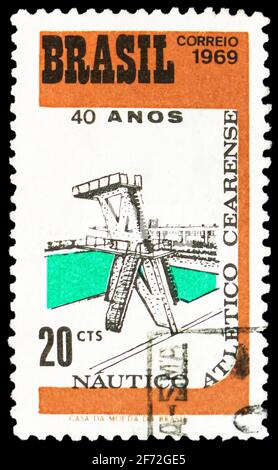 MOSCOU, RUSSIE - 22 DÉCEMBRE 2020: Timbre-poste imprimé au Brésil montre plate-forme de plongée et piscine, série Sport, vers 1969 Banque D'Images