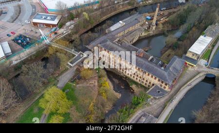 Photo aérienne du village d'Armley dans la ville De Leeds au Royaume-Uni montrant l'historique Leeds Industrial Musée à Armley Mills, sur le côté du c Banque D'Images