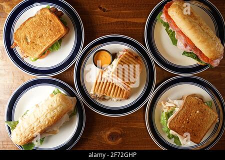 Sandwichs sur une table Banque D'Images