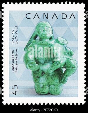 MOSCOU, RUSSIE - le 22 DÉCEMBRE 2020 : le timbre-poste imprimé au Canada montre mère et enfant (sculpture inuite, Cape Dorset), Noël (1990), AR autochtone Banque D'Images