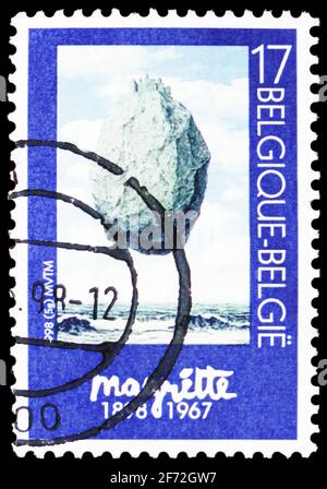 MOSCOU, RUSSIE - 22 DÉCEMBRE 2020: Timbre-poste imprimé en Belgique montre René Magritte, série, vers 1998 Banque D'Images