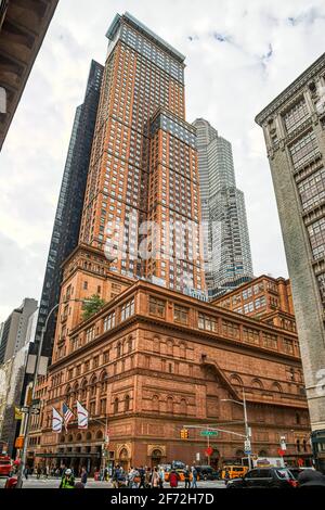 Carnegie Hall Tower condominium s'élève derrière le site de référence Carnegie Hall sur West 57th Street à Seventh Avenue dans Midtown Manhattan. Banque D'Images