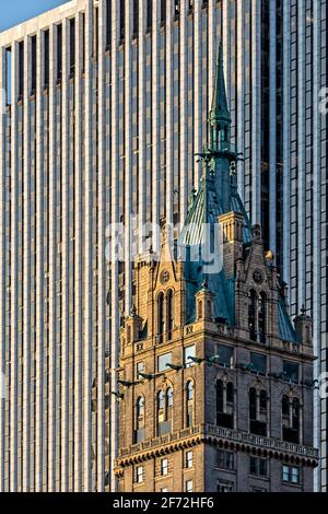 Sherry Netherland (avec l'édifice GM en arrière-plan), situé au 781, Cinquième Avenue, à East 59th Street. Banque D'Images