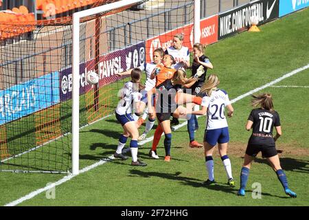 Londres, Royaume-Uni. 04e avril 2021. Becky Spencer de Tottenham Hotspur Women (22) marque son propre but pour le premier but des femmes de Manchester City.Barclays le match de super ligue des femmes, Tottenham Hotspur Women v Manchester City Women au Hive Stadium de Londres le dimanche 4 avril 2021. Cette image ne peut être utilisée qu'à des fins éditoriales. Utilisation éditoriale uniquement, licence requise pour une utilisation commerciale. Aucune utilisation dans les Paris, les jeux ou les publications d'un seul club/ligue/joueur.pic par Steffan Bowen/Andrew Orchard sports Photography/Alay Live News crédit: Andrew Orchard sports Photography/Alay Live News Banque D'Images