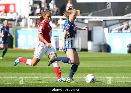 Bath, Royaume-Uni. 04e avril 2021. LIA Warti (13 Arsenal) lutte pour le ballon (duel) pendant le match de Barclays FA Womens Super League entre Bristol City et Arsenal au parc Twerton à Bath, en Angleterre. Crédit: SPP Sport presse photo. /Alamy Live News Banque D'Images