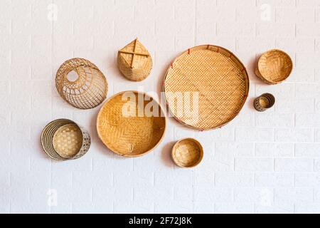 Groupe de bambou modèle en osier (pièges de pêche) sur le mur. Décoration intérieur concept de maison. Banque D'Images