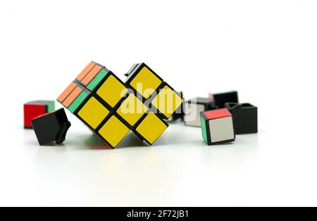 Bangkok, Thaïlande - 31 mars 2021: Rubik's Cube qui est tombé au sol jusqu'à ce qu'il tombe en morceaux sur fond blanc. Banque D'Images