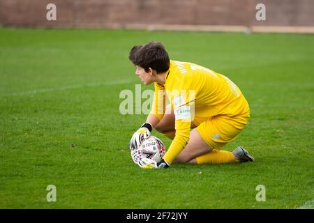 Preston, Royaume-Uni. 04e avril 2021. Sue Wood (#1 Coventry United) récolte le ballon pendant le match de championnat FA Womens entre Blackburn Rovers et Coventry United au stade Sir Tom Finney à Preston, Angleterre Credit: SPP Sport Press photo. /Alamy Live News Banque D'Images