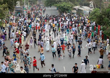 Dhaka, Bangladesh - 04 avril 2021 : des commerçants se bloquent sur la route Mirpur à Dhaka après que le gouvernement annonce un confinement de sept jours à partir du 05 avril pour traiter avec sec Banque D'Images