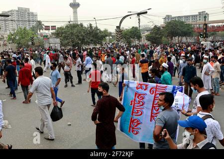 Dhaka, Bangladesh - 04 avril 2021 : des commerçants se bloquent sur la route Mirpur à Dhaka après que le gouvernement annonce un confinement de sept jours à partir du 05 avril pour traiter avec sec Banque D'Images