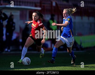 Kirsty Hanson de Manchester United (à gauche) et Inessa Kaagman de Brighton et Hove Albion se battent pour le ballon lors du match de la Super League des femmes de la FA au People's Pension Stadium, Crawley. Banque D'Images