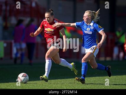 Kirsty Hanson de Manchester United (à gauche) et Inessa Kaagman de Brighton et Hove Albion se battent pour le ballon lors du match de la Super League des femmes de la FA au People's Pension Stadium, Crawley. Banque D'Images