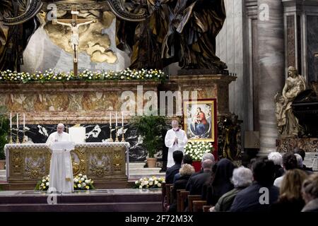 Vatican. 4 avril 2021. Le pape François livre sa Bénédiction Urbi et Orbi, après avoir célébré la messe de Pâques le 04 avril 2021 à la basilique Saint-Pierre dans le Vatican pendant la pandémie du coronavirus Covid-19.photo: Vatican Pool/ABACAPRESS.COM crédit: Abaca Press/Alamy Live News Banque D'Images