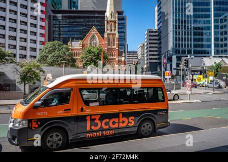 Brisbane, Australie - 13taxis maxi taxi qui attendent les passagers Banque D'Images