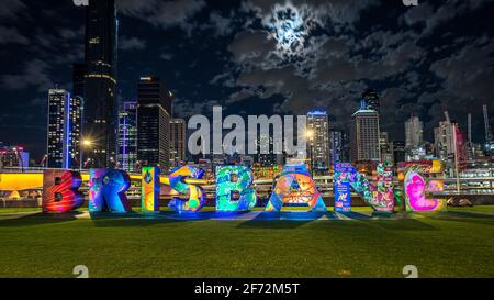 Brisbane, Australie - panneau lumineux de Brisbane avec la ville en arrière-plan Banque D'Images