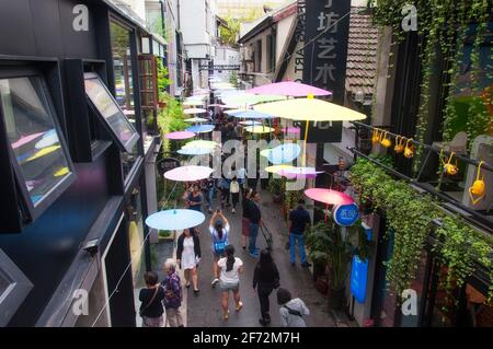 shanghai, chine, 6 octobre 2015. Parasols chinois en papier d'huile suspendus au-dessus des ruelles étroites de tianzifang sur le côté puxi de shanghai en chine. Banque D'Images