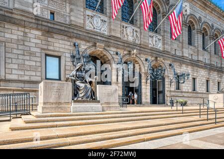 Le bâtiment McKim de la bibliothèque publique de Boston se trouve sur Copley Square, dans le quartier historique de Back Bay. Boston, Massachusetts. Banque D'Images