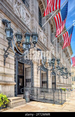 Le bâtiment McKim de la bibliothèque publique de Boston se trouve sur Copley Square, dans le quartier historique de Back Bay. Boston, Massachusetts. Banque D'Images