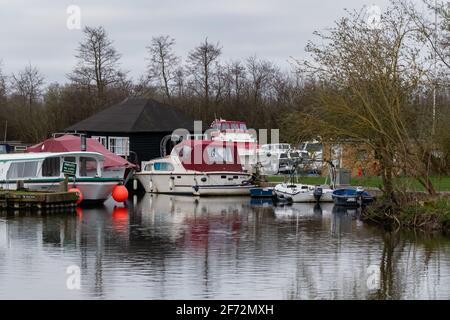 Horning, Norfolk, Royaume-Uni – avril 04 2021. Chantier de plaisance privé plein de croiseurs, de voiliers et d'embarcations de loisirs sur la rivière Bure dans le village de Horning i Banque D'Images