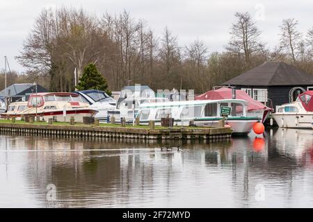 Horning, Norfolk, Royaume-Uni – avril 04 2021. Chantier de plaisance privé plein de croiseurs, de voiliers et d'embarcations de loisirs sur la rivière Bure dans le village de Horning i Banque D'Images