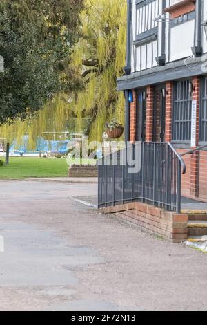 Horning, Norfolk, Royaume-Uni – avril 04 2021. L'extérieur de la maison publique Swan Inn sur les rives de la rivière Bure dans le village de Horning, Norfolk Banque D'Images