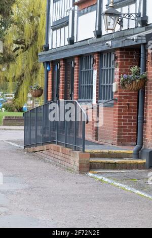 Horning, Norfolk, Royaume-Uni – avril 04 2021. L'extérieur de la maison publique Swan Inn sur les rives de la rivière Bure dans le village de Horning, Norfolk Banque D'Images